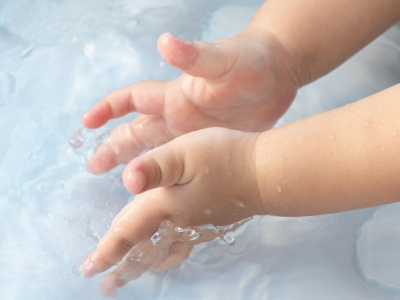水を触る子どもの手